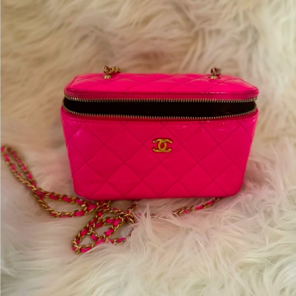 Barbie Hot Pink Chanel Vanity Handbag - Picture 2 of 16